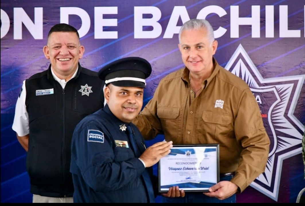 Román Alberto Cepeda González entrega reconocimientos a policías que concluyeron su preparatoria