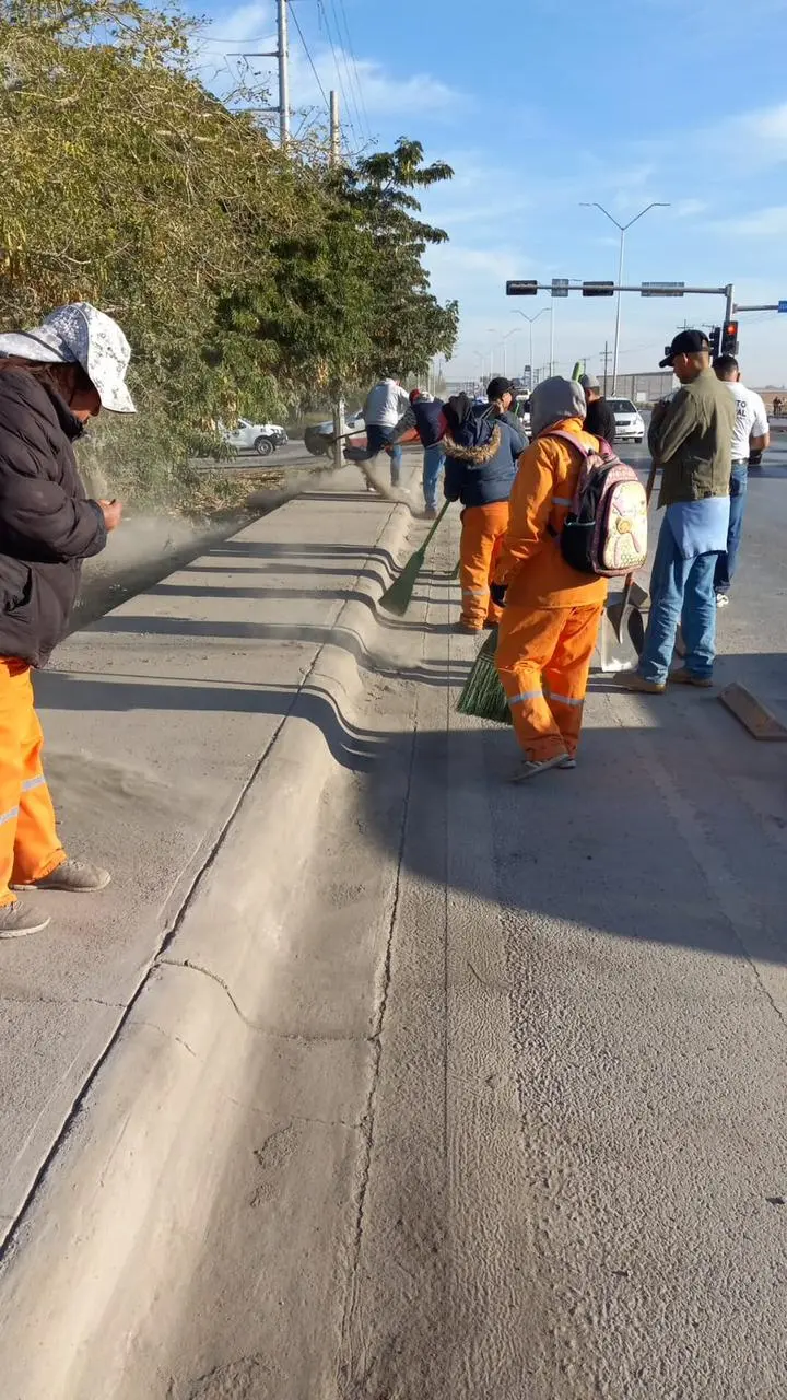 Con acciones de limpieza, agentes de tránsito y La Ola despejan ciclovía de la antigua carretera San Pedro