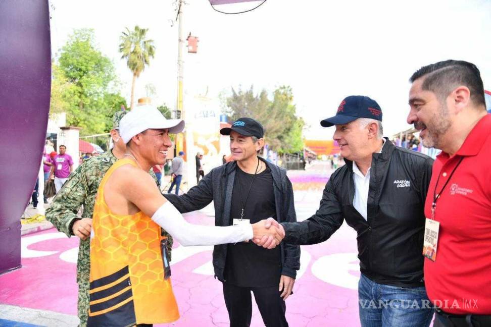 Alcalde de Torreón recibe en la meta a los ganadores del Maratón Lala