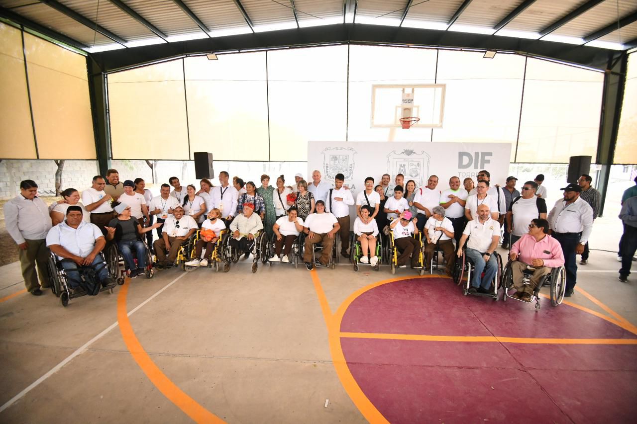 Román Alberto Cepeda González supervisa la techumbre del centro de discapacidad “Abriendo Caminos”