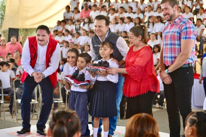 Marisol y Esteban adelantan entrega de Uniformes Escolares Gratuitos; en Gómez Palacio llegan con calzado