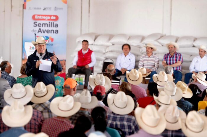 Continúa Esteban con la entrega de semilla de avena; ahora en San Juan del Río y Pánuco de Coronado